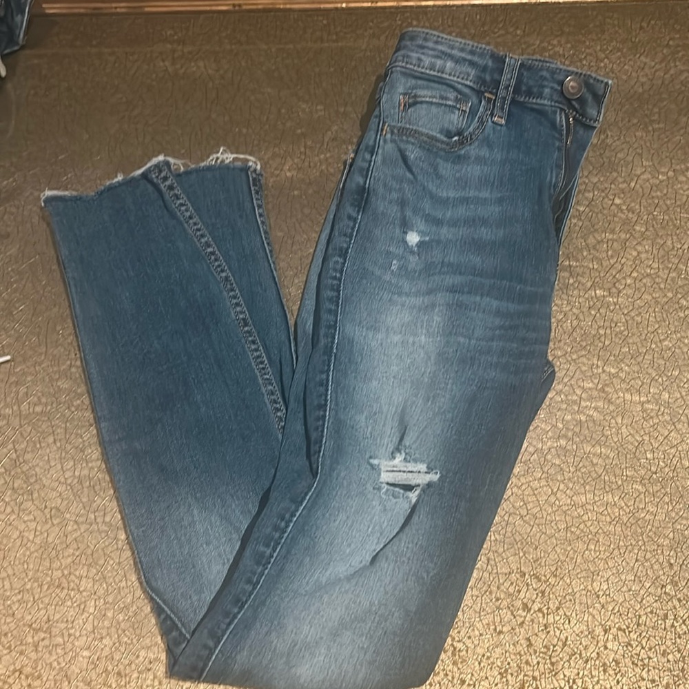 Hollister women’s distressed jeans waist 25/length 28.  Frayed at bottom.
